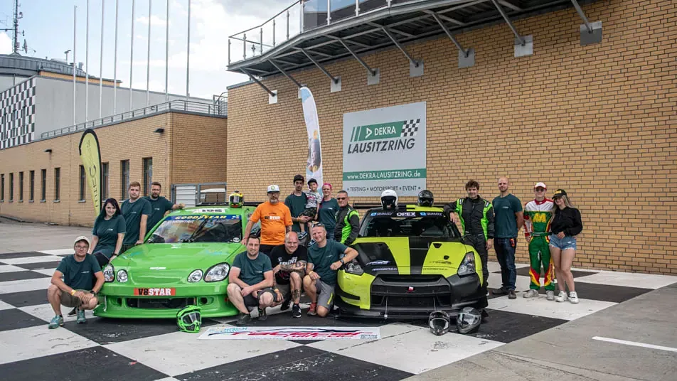 Autoteile Feist - Gruppenbild mit Fahrzeugen