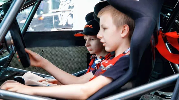 Autoteile Feist - 2 Jungs im Racecar